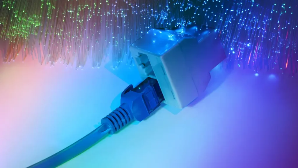 Quais são as vantagens e desvantagens do uso da fibra óptica